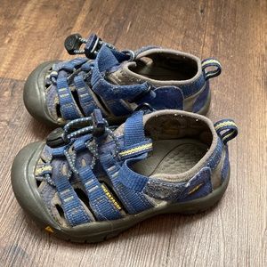 Toddler keen water sandals, size 10